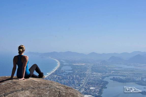 No alto da Pedra da Gavea, no Rio de Janeiro, admirando a vista da Barra da Tijuca